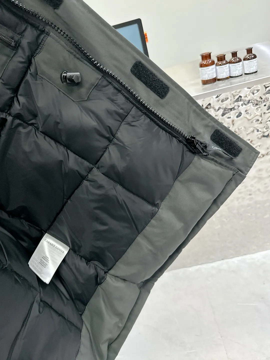 Style number: Y 87 Canada Goose 13 down jackets, timeless Classic, same style for men and women, mid-length windbreaker jacket. Canada Goose technology waterproof fabric is wind and cold resistant and extremely warm! Plush heat storage keeps you warm and warms you up quickly! Extra large fur collar design, fine fur, smooth to the touch, comfortable and skin-friendly! Double windproof cuffs to prevent cold wind from entering! The pockets have a flap zipper design and the upper pocket is a diagonal pocket, which is convenient and practical! Canada Goose’s popularity in the past two years has greatly surpassed that of the king of down jackets, the Meng Mouth, and it is the hottest item in autumn and winter on INS! Same Style for men and women, Canada Goose Classic style! Color: Black Cream White Gray Navy Blue Sizes: XS S M L XL XXL